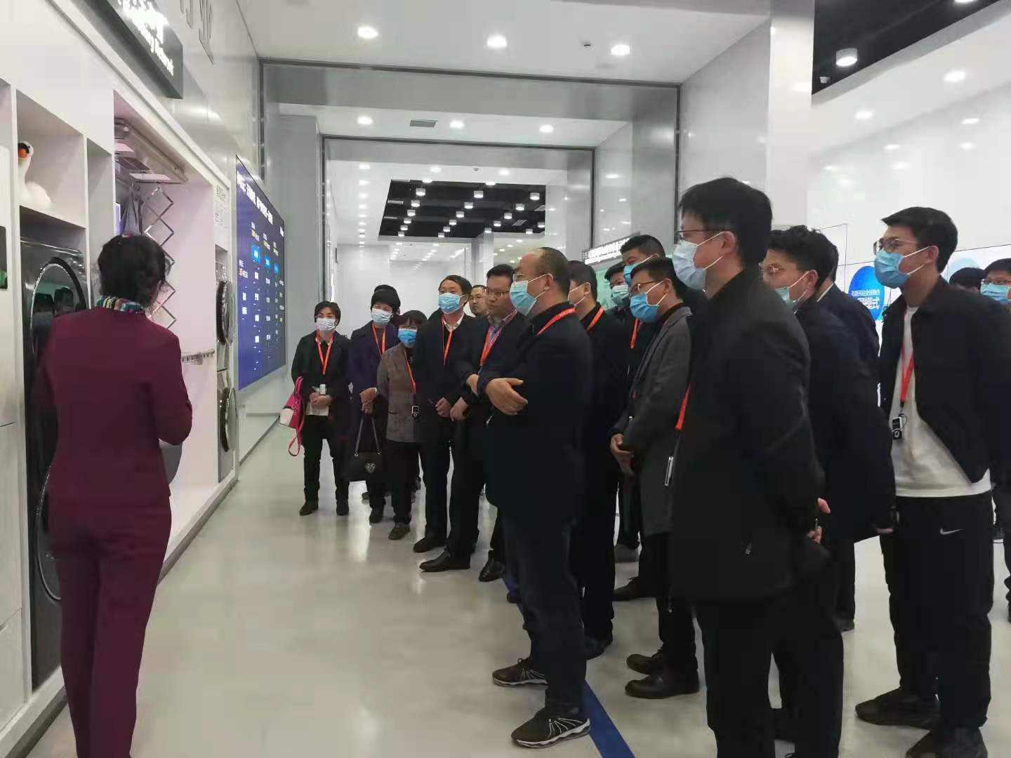 国内知名商学院带领企业家学员走进海尔，学习海尔人单合一的创新精神